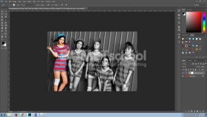 Menghilangkan Efek Hitam Putih Pada Satu Objek Di Adobe Photoshop