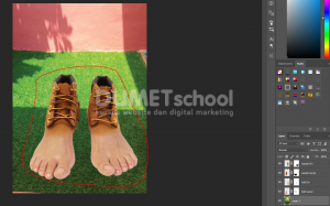 Buka photo sepasang kaki di adobe photoshop. Pilih photonya lalu klik kanan open with photoshop.-15